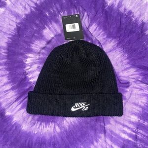 Black Nike SB beanie